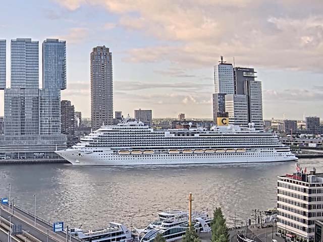 Aankomst Costa Firenze van Costa Cruises aan de Cruise Terminal Rotterdam